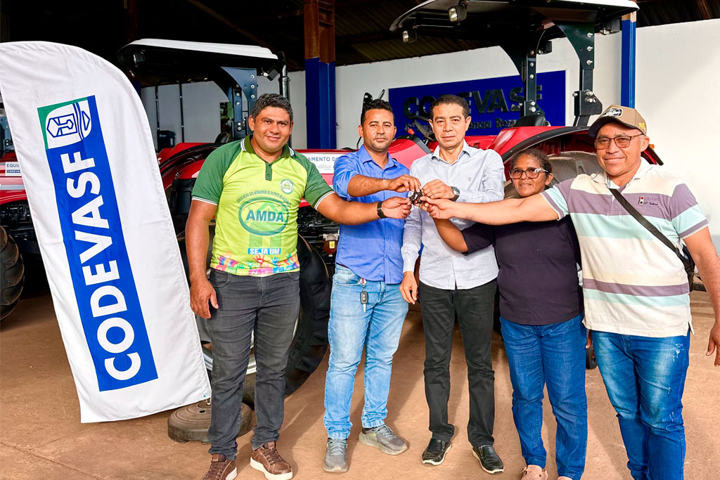 Deputado Pastor Gil PL-MA) entrega Kit agrícola para comunidade em Alto Alegre do Pindaré (MA) - Foto: divulgação/Assessoria de Imprensa do Deputado